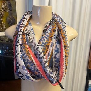 Lightweight Multicolor Zigzag Infinity Scarf